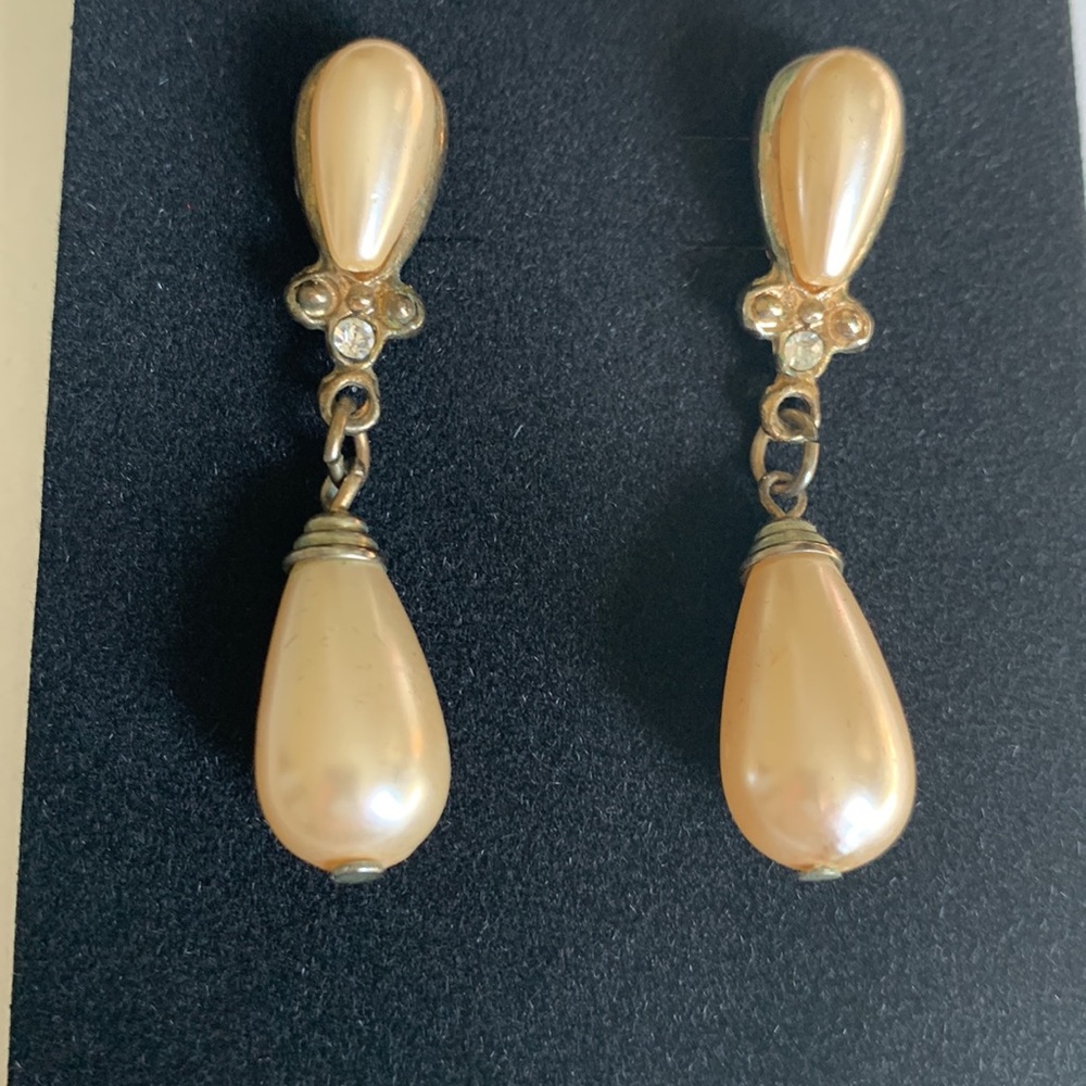 Vintage 1980’s faux pearl dangle earrings